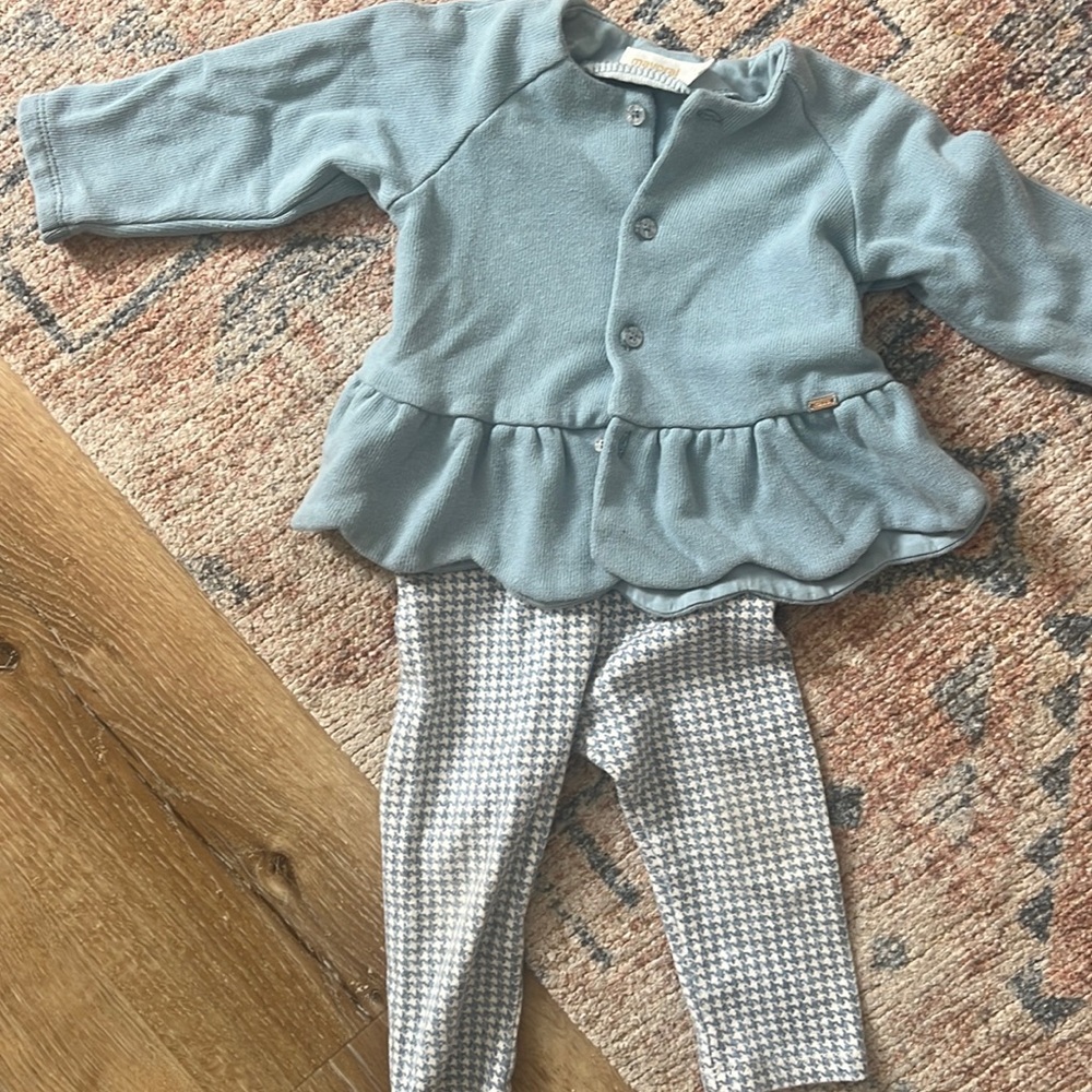 Baby light blue sweater and matching printed leggings